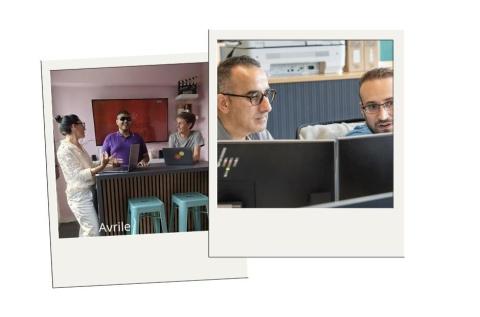 Deux binômes lors du DuoDay : les uns rient, les autres sont face à un ordinateur