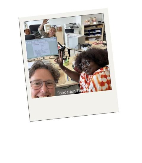 Trois collègues rient vers la caméra lors du DuoDay